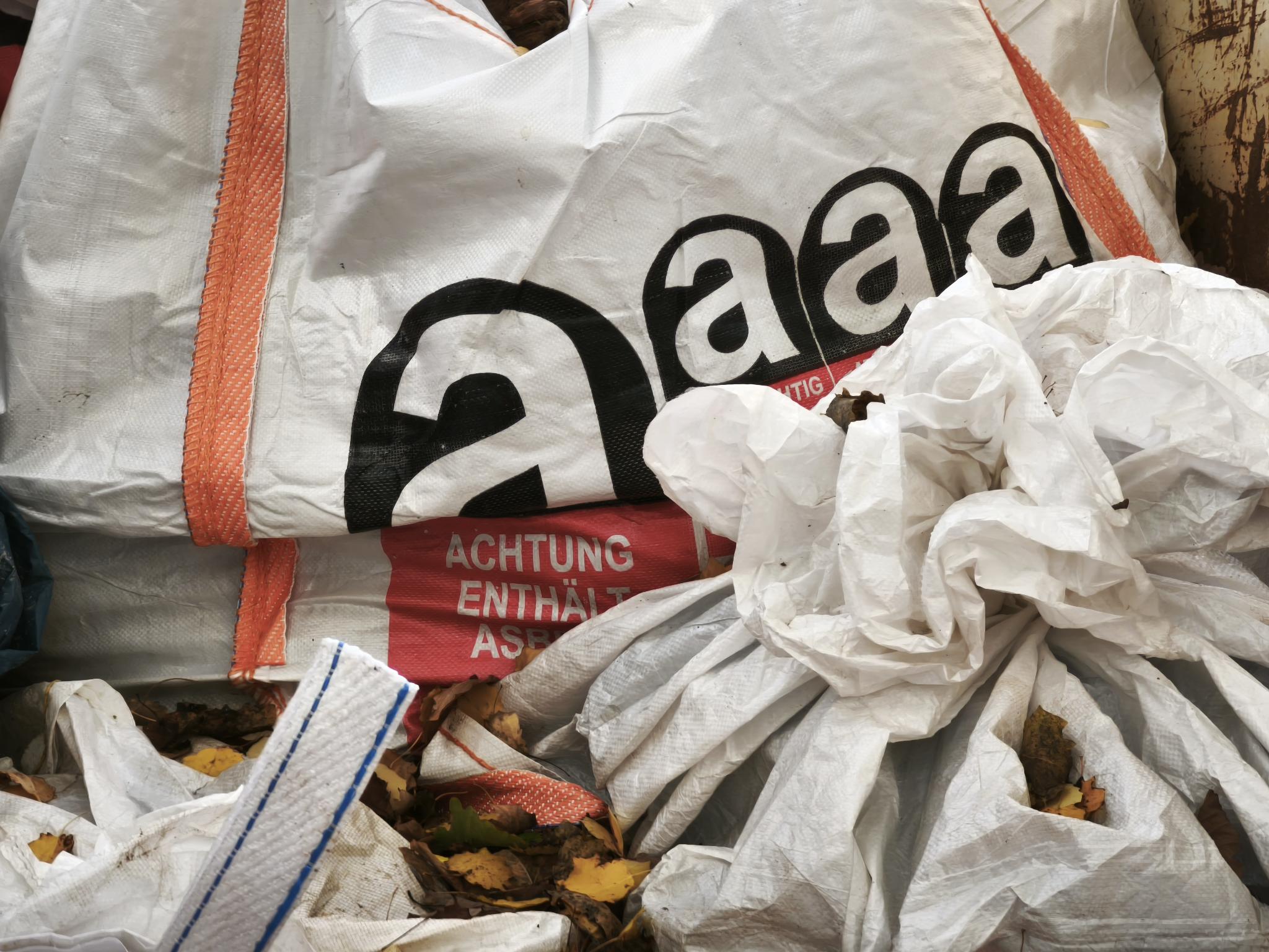 Hinweisfoto Asbest / Schadstoff