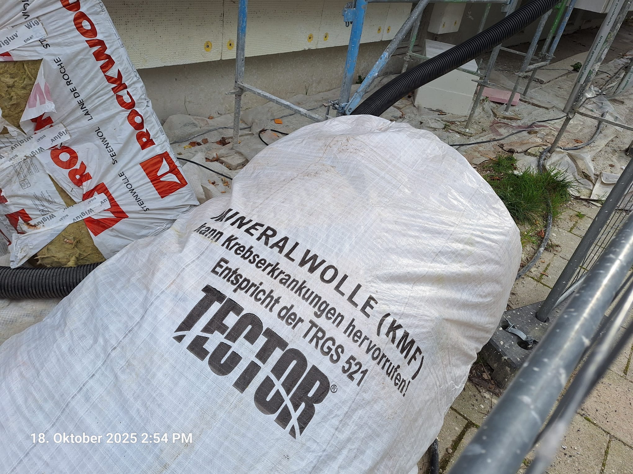 Hinweisfoto Asbest / Schadstoff