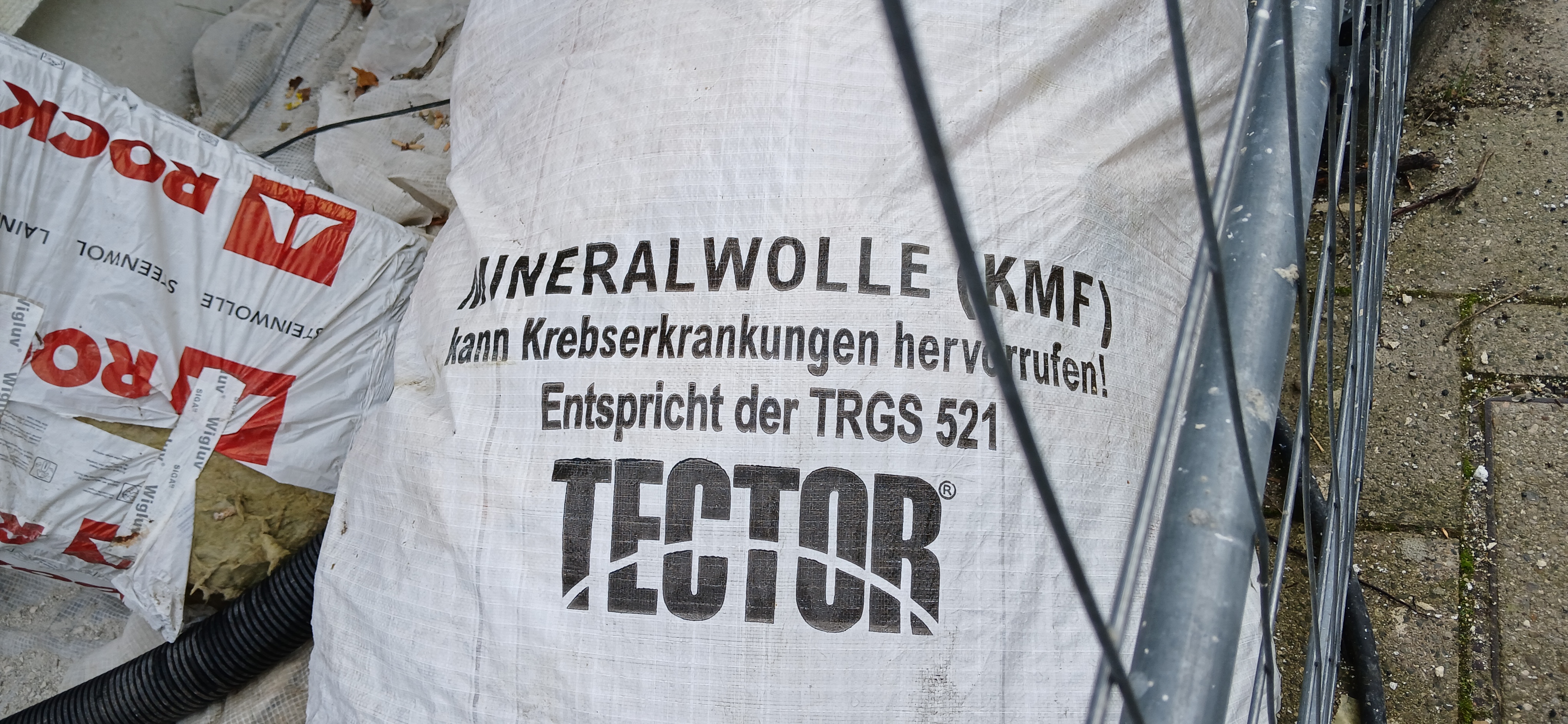 Hinweisfoto Asbest / Schadstoff