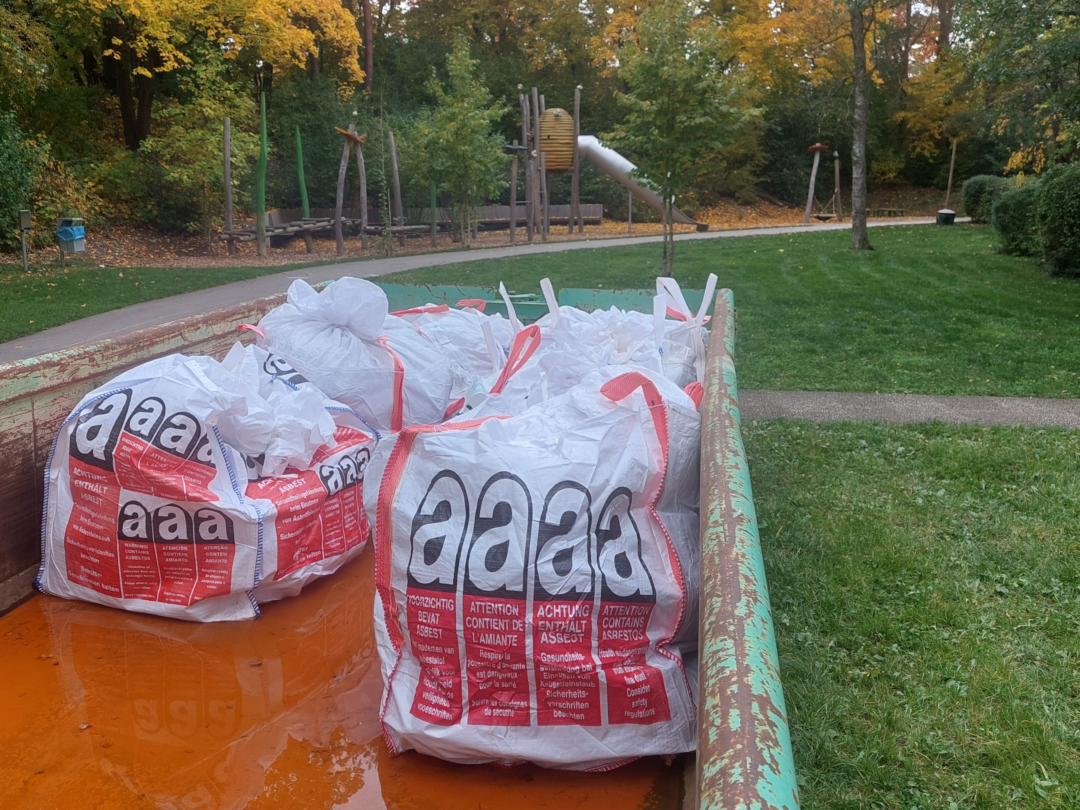 Hinweisfoto Asbest / Schadstoff